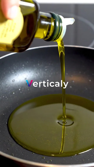 オリーブオイルをフライパンへ