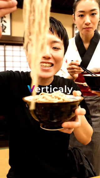 蕎麦をすする笑顔