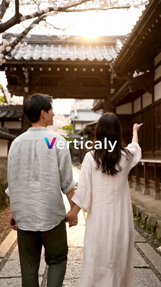 手をつなぎ歩く二人