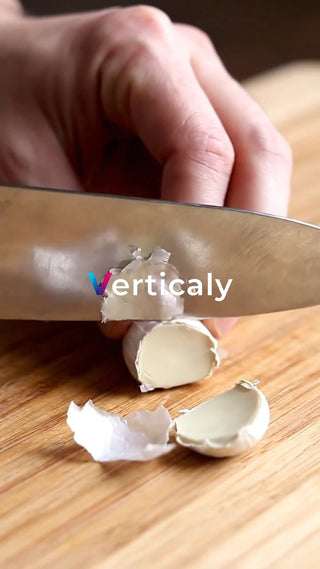 ニンニクをカット、調理風景