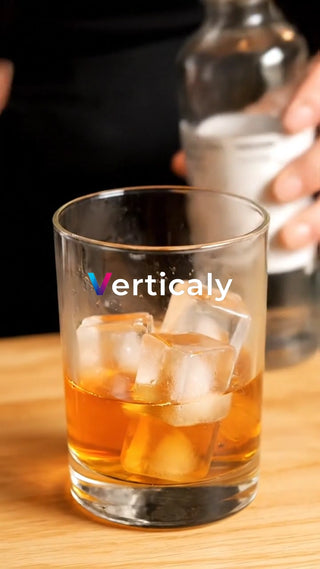 琥珀色の液体と氷