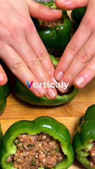 肉詰めパプリカを調理