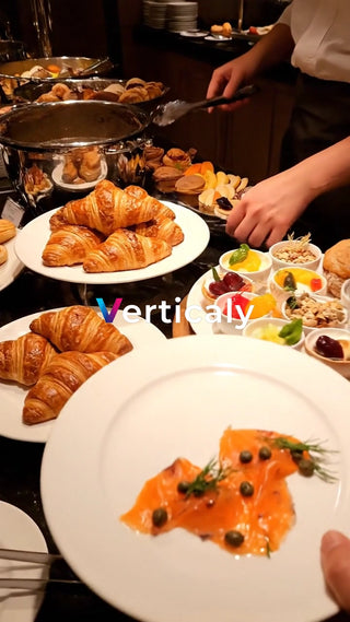 優雅な朝食、クロワッサンとスモークサーモ