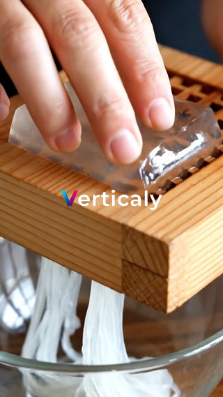 透明な寒天を削る