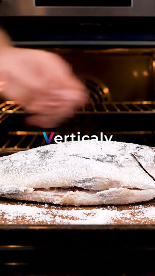 魚を塩で包みオーブンへ