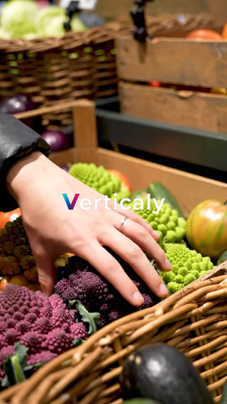 新鮮野菜を手に取る