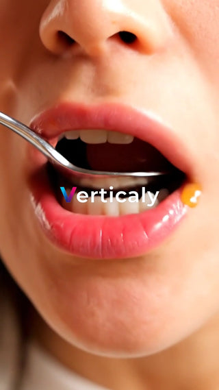 スプーンと口元、食べる瞬間