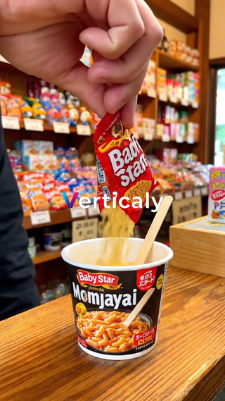 カップ麺にBaby Star投入
