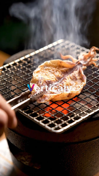 炭火で焼くイカ、香ばしい