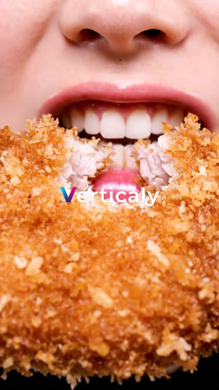 揚げ物にかぶりつく瞬間