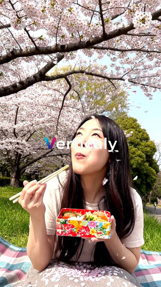 桜の下、お弁当を食べる