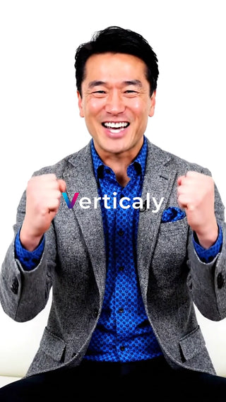 笑顔で応援する男性