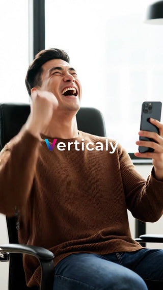 喜び爆発!スマホを見る男性