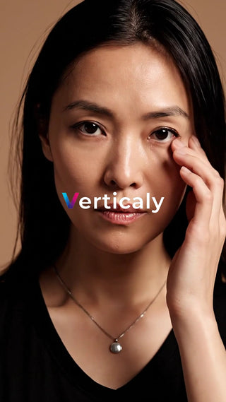 目元を気にする女性