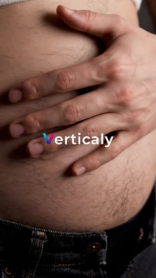 お腹を気にする男性