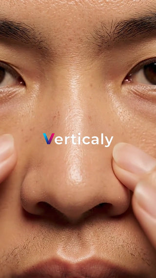 顔を触る男性、肌ケア