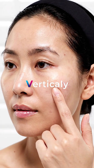 肌を触る女性、美容ケア