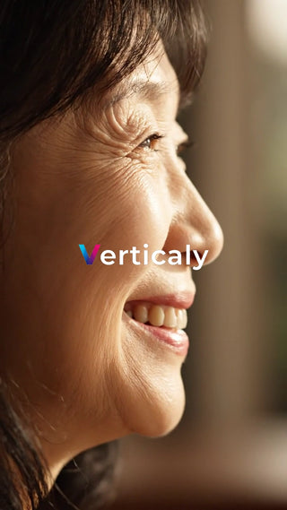 微笑む女性の横顔