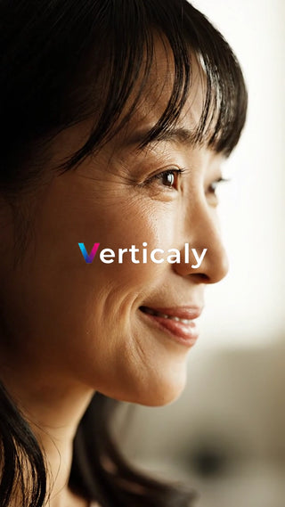 微笑む女性、横顔の美しさ