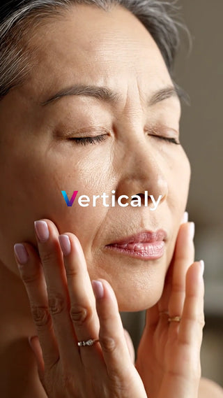 頬に手を添える女性