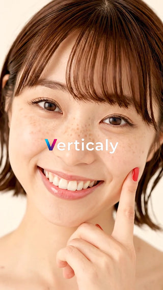 笑顔が素敵な女性、指差し