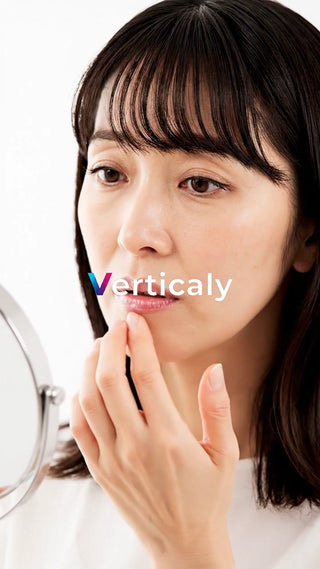 唇を気にする女性