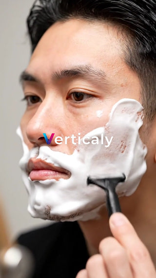 髭を剃る男性、身だしなみ