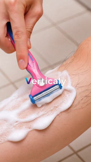 手元でシャンプー、髪を洗う