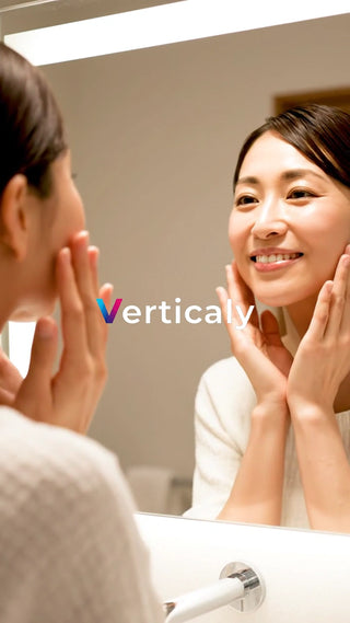 鏡に映る女性、美肌ケア
