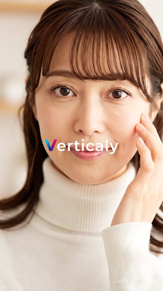 美しい女性が頬に手を添える