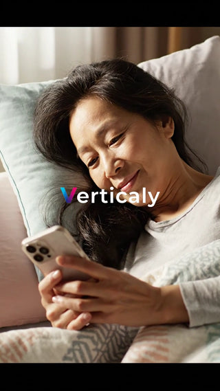 スマホを眺める女性、ベッドで