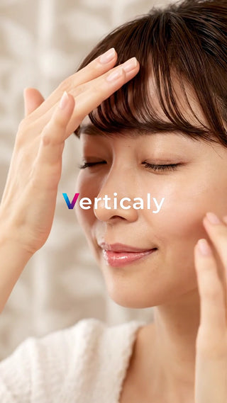 頬に手を添える女性、穏やかな表情