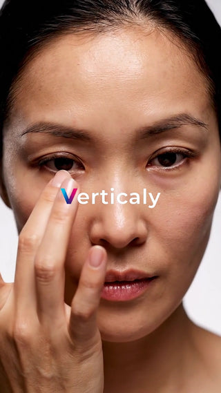 目元ケア、指で優しく