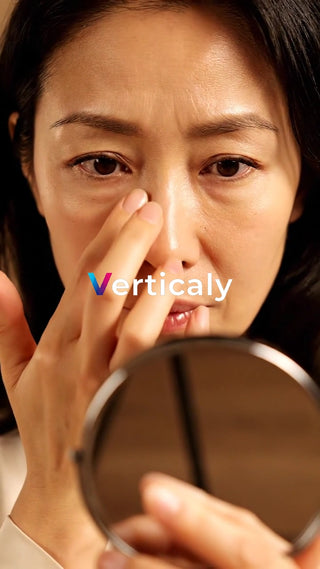 鏡を見る女性、肌のお手入れ