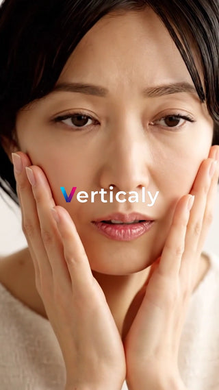 頬に手を添える女性