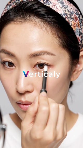 アイラインを引く、美しい女性