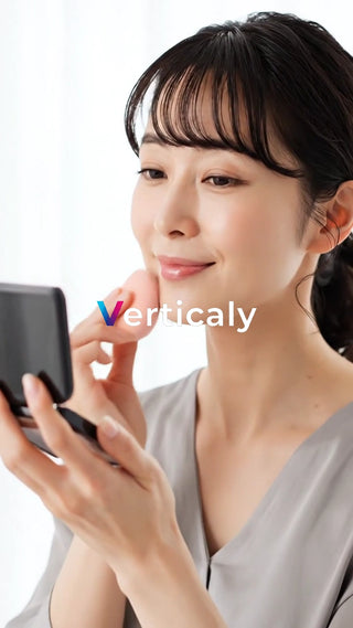 メイクアップ、鏡を見る女性