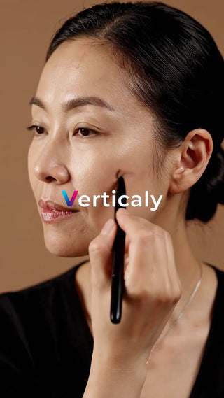 メイクをする女性