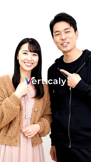 笑顔輝く女性、指差しポーズ