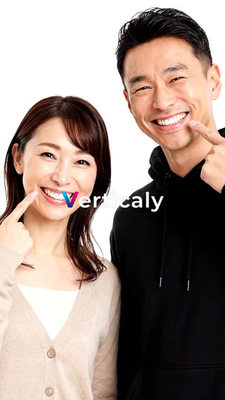 笑顔で歯を見せる男女