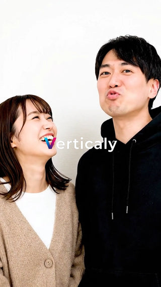 笑顔で話す男女