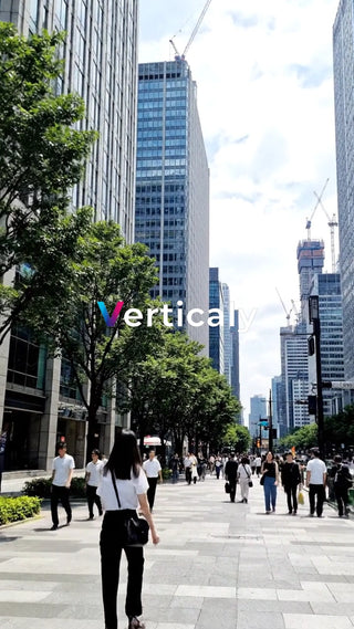 都会の喧騒、人々の流れ