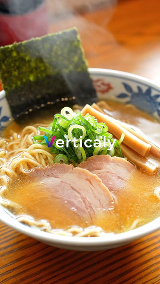 熱々のラーメン、いただきます!