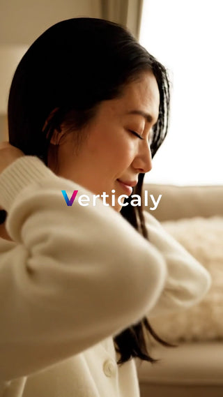 髪を触る女性、穏やかな表情