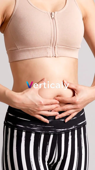 お腹をつまむ女性、体型チェック