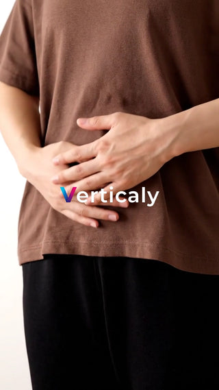 お腹を抑える人、体調不良