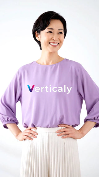 笑顔で両手を置く女性