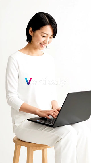 PC作業中の女性、笑顔が素敵