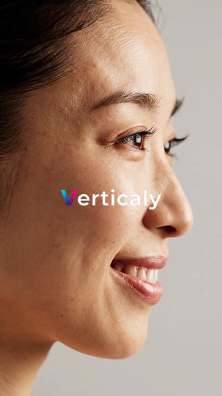 透明感のある横顔、微笑み