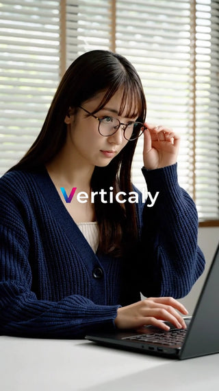 PC作業中の女性、メガネ姿